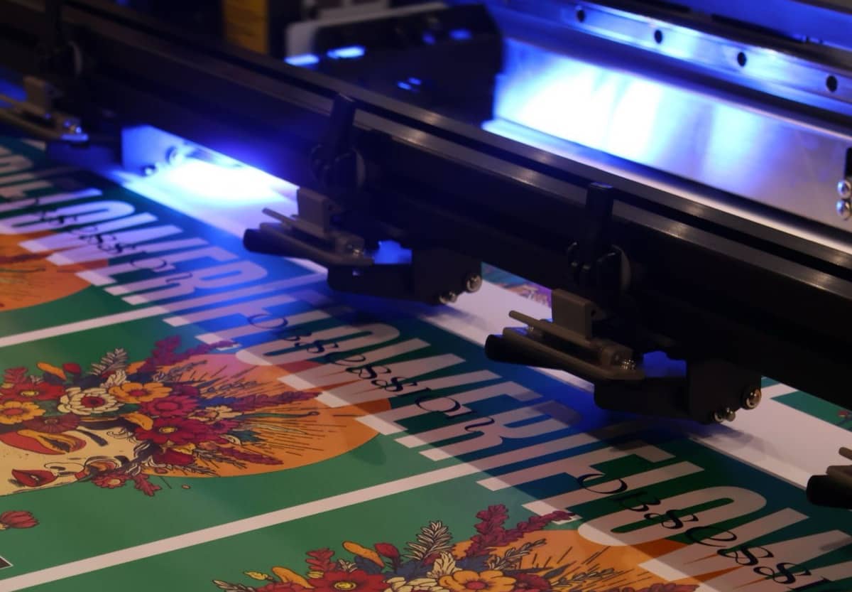 Affiches colorées en cours d'impression sur une imprimante grand format